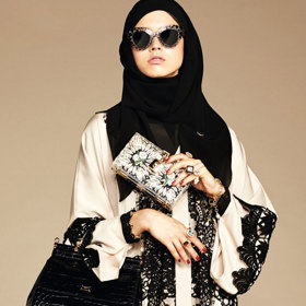 Některé šaty zdobí honosná krajka.