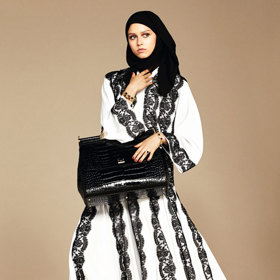 Spojovníkem všech outfitů je vzdušnost.