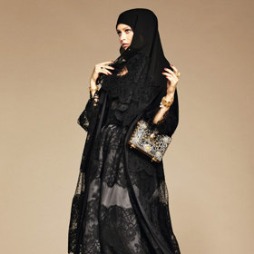 Část oděvů je vyrobena z lehké, pružné tkaniny zvané žoržeta.