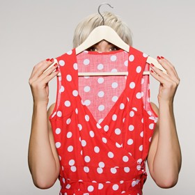 1. Z nejstylovějších kusů vyberte ty nejlehčí. Šifon, hedvábí, viskóza, bavlna nebo polyester jsou vašimi nejlepšími přáteli při balení kufru. Lehoučké šaty, topy či kalhoty složíte nebo srolujete do malinkého balíčku. Ušetříte víc místa, než kdybyste své zavazadlo naplnily džínovinou.