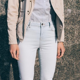 2. Oblečte si, co jen půjde. A hlavně nejobjemnější kusy. Pokud míříte do tropů, může to být trochu oříšek. Ale i tehdy lze experimentovat. Na legíny oblečte šaty, na nohy tenisky, na hlavu klobouk a na ramena lehkou bundičku nebo džísku. Tu oceníte v chladném prostředí letadla. Letištní kontroloři nehledí na vaše vrstvy. A tak se klidně můžete navléct jako tučňák, když na to přijde.