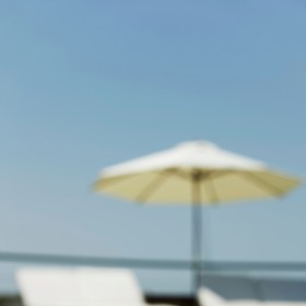 4. Rolujte. Nesmrtelný spořič prostoru. Před rolováním na sebe naskládejte kusy podobného střihu a  až poté je smotejte. Lehké pareo složené do úzkého pruhu „splyne“ s kalhotami, tílko zase s overalem na ramínka. Ruličky nepomohly? A zkoušely jste z nich vytlačit vzduch?