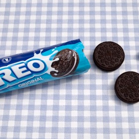 2. Původ jména je dodnes záhadou. Jedna teorie tvrdí, že název převzala společnost od řeckého výrazu pro horu, tedy „oreo“. Testovací verze totiž prý něco takového připomínala. Jiní naopak věří, že jde o složeninu z písmenek ve slovech „chocolate“ (dvě „o“) a „cream“ („re“). Čokoláda a krém, jak zní překlad těchto slov, ostatně Oreo vystihují jako nic jiného.