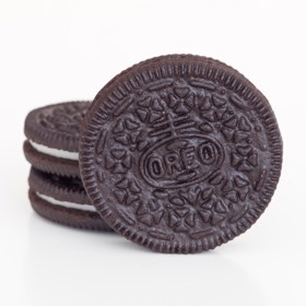 S hypotézami ještě nekončíme. Francouzský výraz pro „zlato“ je „or“. Podle tohoto odstínu zákazníci rychle našli Oreo v regálu. O skutečném významu si ale můžeme nechat jen zdát. Ostatně ani zaměstnanci firmy Nabisco si nemohou vzpomenout, jak jedno z nejskloňovanějších jmen historie i současnosti vymysleli.