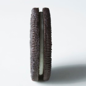 3. Jeden sladký sendvič tvoří ze 71% sušenka a z 29 % krém. To je klíčový poměr, nebo chcete-li ideální rovnováha, při jejímž narušení by Oreo zkrátka nebyly Oreo.