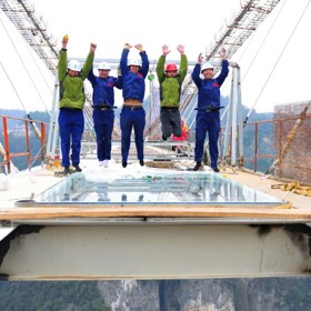 Tento týden dělníci položili první skleněnou tabuli na dno mostu. Slavnostní otevření se chystá na letošní květen.