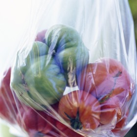 1. Použijte je znovu a zas. Jdete do obchodu, vložíte sladký šáteček do plastového sáčku, zaplatíte, za kasou šáteček sníte a sáček vyhodíte. Na hlavu, že? Plastová taška vydrží určitě více než jen několik metrů chůze. Ty od pečiva i ovoce se tolik nezašpiní, a můžete je tak používat znovu a znovu. Mějte je v kabelce či batohu jako stálou součást výbavy.