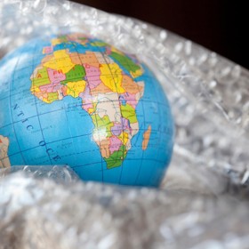 2. Balení křehkých věcí do balíčku. Obalte keramické či skleněné předměty silnější vrstvou igelitu. Zároveň vystelte krabici zmuchlanými taškami. Nic se během doručování nerozbije!