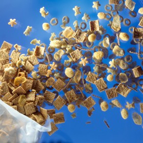 4. Dávkovače na cereálie a sladkosti. Využijte plastové tašky na cereálie nebo sušenky. A vykouzlete z nich dávkovače, díky kterým zůstanou dlouho křupavé.