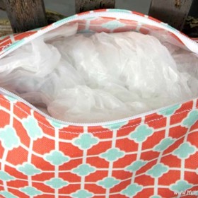 5. Výplň polštářů. I sezení na terase musí být pohodlné. Jak jinak nerušeně rozjímat při pohledu na travnaté horizonty nebo městská panoramata? Nekupujte polštáře, ale jen povlaky na ně. Vyplňte je igelitem a… hověte si.