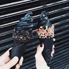 Aktivní uhlí přemalovalo svět jídla načerno. Tento trend přitom může ohrozit život