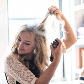 3. Objevte skrytou vlastnost suchého šamponu. Suchý šampon lapí vlhkost a mastnotu. A to je alfa omega tajemství rovných vlasů. Nastříkejte trochu suchého šamponu ke kořínkům a vykartáčujte nečistoty.