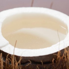 4. Zkuste jednu z babských rad. Existuje mnoho domácích pomocníků, které si vytvoříte samy
Mezi ně patří dvacetiminutová maska z čerstvě nastrouhaného kokosu a limetkové šťávy. Nebo ta z jednoho vejce a dvou šálků mléka. Směs aplikujte na vlasy, nechte působit deset minut, překryjte vlasy plastovou fólií a po půl hodině je umyjte jako obvykle.