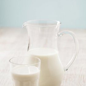 5. Na mlíko! Rychlá pomoc pro vaše vlasy, kterou najdete ve své ledničce. Přelijte trochu mléka do nádobky s rozprašovačem a dvacet minut před koupelí vlasy přestříkejte vrstvu po vrstvě. Před smytím rozčesejte a použijte šampon a kondicionér tak, jak jste zvyklé.