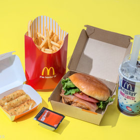 1. McDonald’s. Velké hranolky, Bacon Clubhouse Crispy-Chicken Sandwich (kuřecí prsní filet, uzený plátek slaniny, plátek čedaru, list salátu, rajčata, omáčka, karamelizovaná cibulka, bulka), mozzarellové kousky s rajčatovou omáčkou marinara, Oreo McFlurry. Celkový počet kalorií: 2 010.