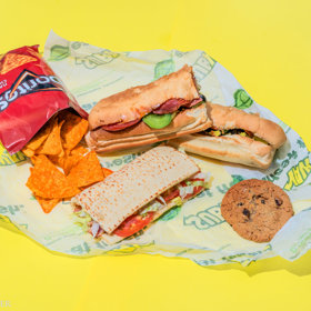 3. Subway. Spicy Italian se sýrem, BLT flatbread (chlebová placka plněná americkým sýrem, salátem, rajčaty, okurkami, zelenou paprikou a červenou cibulí), sáček sýrových nachos, ovesná sušenka s rozinkami. Celkový počet kalorií: 2 010.