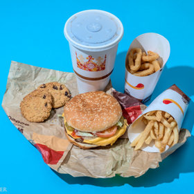 5. Burger King. Double Whopper se sýrem, velké hranolky, velké cibulové kroužky, dvě ovesné sušenky s rozinkami, velká kola. Celkový počet kalorií: 2 990.