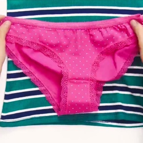 Ke spodní části tílka přiložíme kalhotky.