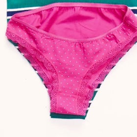 Podle jejich okrajů odstřihneme boční části tílka.