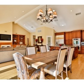 Pyšní se rozlohou 230 m2. Má tři ložnice a stejný počet koupelen.