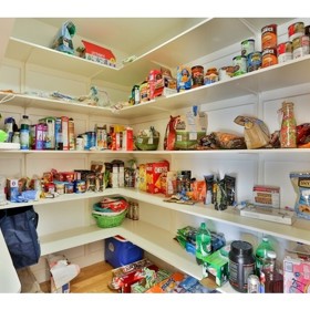 Rozměrná spižírna potěší gurmety i jedlíky.