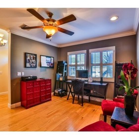 V pracovně se snoubí vintage a aristokratický styl i vášnivá kombinace kaštanového a pivoňkového odstínu.