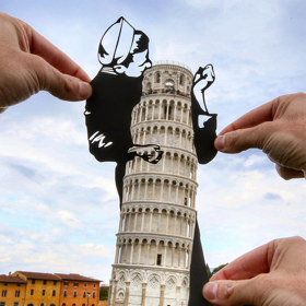 Vítězný oblouk? Ne, kaťata lego panáčka! Londýnský umělec si vyhraje s nůžkami a černým papírem