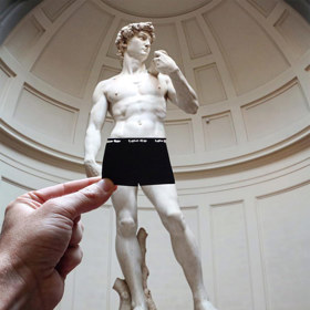 Vítězný oblouk? Ne, kaťata lego panáčka! Londýnský umělec si vyhraje s nůžkami a černým papírem