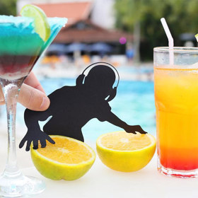 Vítězný oblouk? Ne, kaťata lego panáčka! Londýnský umělec si vyhraje s nůžkami a černým papírem