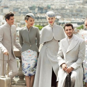 Haute couture na palubě letadla? Uniformy čínských letušek vám vyrazí dech!