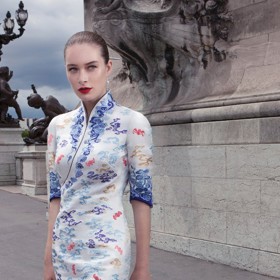 Haute couture na palubě letadla? Uniformy čínských letušek vám vyrazí dech!