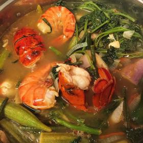 2. SINIGANG. Tradiční filipínská polévka Sinigang doplní zásobu bílkovin a vitaminů. Základem je dušený tamarind (sladkokyselé lusky), česnek, cibule a rajčata. Chutný Sinigang by připravili ale snad i pejsek s kočičkou. Vylepšené verze snesou snad všechny druhy masa, ryb a luštěnin, od fazolí sigarillas po zelené fazolky sitaw. Součástí může být listová zelenina jako brukev sítinovitá (používá se při výrobě hořčice), lze přidat i zelené mango a limetku.