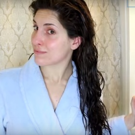 1. Na vlhké vlasy aplikujeme sprej proti poškození horkem. „Díky němu půjdou vlasy lépe rozčesat,“ říká vlogerka.