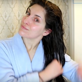 2. Rozetřeme v dlaních sérum proti krepatění a bezoplachový kondicionér pro hladké a zářivé vlasy. Aplikujeme je na vlasy od uší směrem dolů a prsty pročešeme. Použití přípravků záleží na jejich dostupnosti i typu vlasů, proto zvolíme balzám na míru.