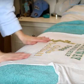 3. A teď k tomu nejlepšímu. Rozložíme na postel nebo jinou vyšší plochu velké bavlněné triko.