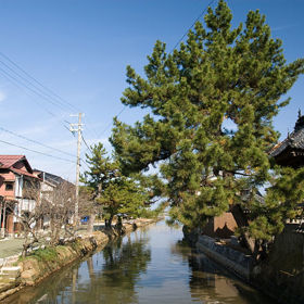 1. Kyotango, Japonsko. Toužíte pokořit magickou hranici 100 let? Vyrazte do japonského města Kyotango, ležícího severozápadně od Kjóta. Žije v něm neuvěřitelných 56 000 obyvatel starších 100 let.