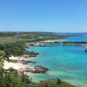 2. Souostroví Okinawa, Japonsko. V Japonsku ještě zůstaneme. Tamní usedlíci zřejmě disponují receptem na dlouhověkost. Jinak si nedovedeme představit, že tu na každých 100 tisíc obyvatel připadá 35 stoletých lidí. Místní svůj dlouhý život připisují nízkotučné a nepříliš solené stravě, klidnému tempu a spiritualitě. Máme se co učit!