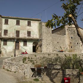 3. Campodimele, Itálie. Chystáte se na road trip do Itálie? Nezapomeňte se zastavit na půli cesty mezi Neapolí a Římem. A to v horském městečku Campodimele. Vžeňte do plic čerstvý horský vzduch, poobědvejte špagety s bazalkou, ančovičkami a rajčaty a hlavně se nikam nežeňte. To vše prý zodpovídá za to, že se tu místní dožívají v průměru 95 let.