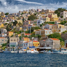 4. Symi, Řecko. Kde se vzaly informace o blahodárném vlivu ryb či olivového oleje? Možná se rozšířily z tohoto řeckého ostrova, kam se dostanete trajektem ze známějšího Rhodos. Devadesát plus je tu běžný věk. Domorodci za něj údajně vděčí zmíněným potravinám, dále rajčatům a minimální konzumaci masa.