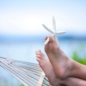 1. Je to v suchu! Na vlhká chodidla si mnou ruce plísně. Brr! Také jste se při té představě otřepali? Pak udržujte chodidla v suchu. Volte obuv vyrobenou z přírodních materiálů (aby pokožka mohla dýchat), otírejte po koupeli chodidla řádně dosucha a nenoste stejnou obuv několik dní v řadě.