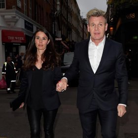 Gordon Ramsay v rozhovoru pro Refinery29 prozradil, že přes týden moc nevaří, zato o víkendu zaujímá místo v kuchyni spolu s rodinou. Na fotce s manželkou Tanou.