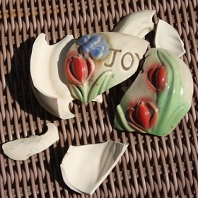 5. Rozbité nádobí. V Dánsku vnímají střepy podobně jako my – přináší štěstí. Dokonce se dávají blízkým pod stromeček.