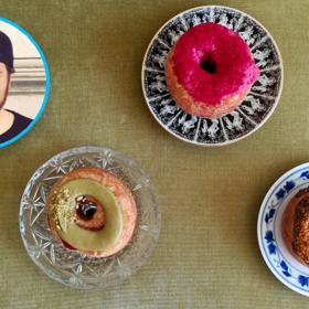 Cronuty, donuty z croissantového těsta, dorazily i do Prahy. V Bělehradské ulici je každý den připravuje Lukáš Vašek ve svém krámku Oh Deer Bakery.