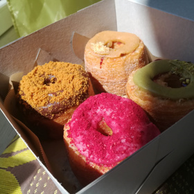 K mání jsou momentálně čtyři příchutě: nutellová s karamelovým krémem, pistáciová s malinovou marmeládou, burákové máslo s marmeládou z lesního ovoce a nakonec malinová s citronovým krémem.