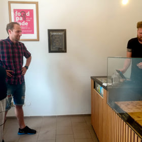 Musíte si ale pospíšit. Ačkoliv nadšenec denně připraví zhruba 180 kousků, většinou se vyprodají do čtyř hodin po začátku otevírací doby.