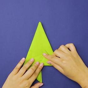 3. Ubrousek obrátíme a přeložíme přesahující růžky nahoru.