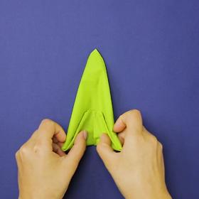 4. Takto složený ubrousek v půli přeložíme a připravíme si 7 dalších.