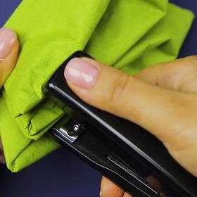 5. Vezmeme si takto dva složené ubrousky a přicvakneme je k sobě dle obrázku.