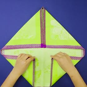 1. Přehneme rohy ubrousku na střed.