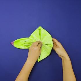 4. Vytáhneme růžky zpod ubrousku směrem ven.